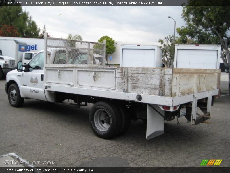 Oxford White / Medium Flint 2005 Ford F350 Super Duty XL Regular Cab Chassis Stake Truck