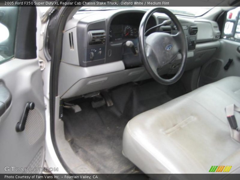 Oxford White / Medium Flint 2005 Ford F350 Super Duty XL Regular Cab Chassis Stake Truck