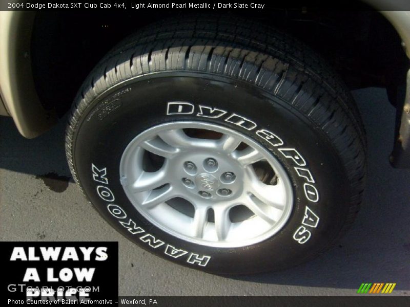 Light Almond Pearl Metallic / Dark Slate Gray 2004 Dodge Dakota SXT Club Cab 4x4
