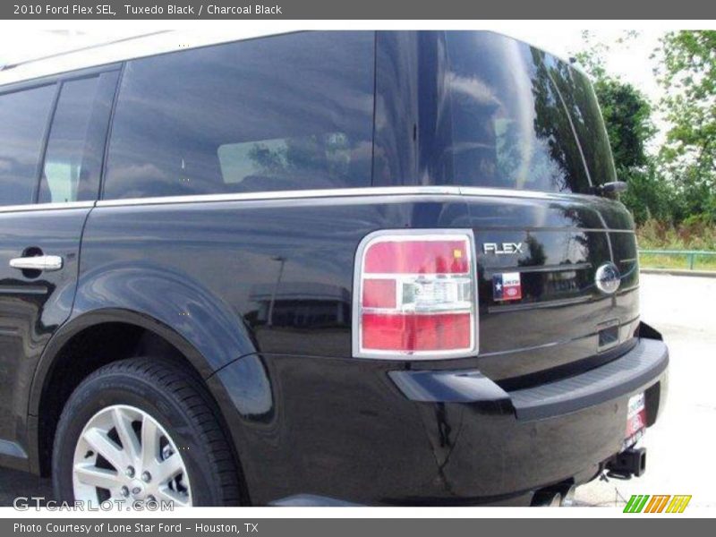 Tuxedo Black / Charcoal Black 2010 Ford Flex SEL