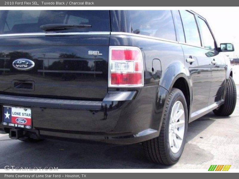 Tuxedo Black / Charcoal Black 2010 Ford Flex SEL