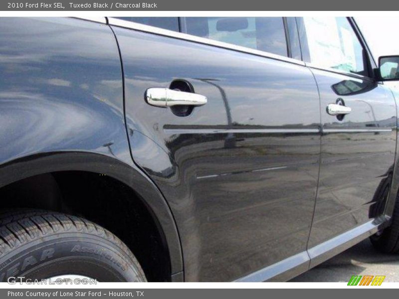 Tuxedo Black / Charcoal Black 2010 Ford Flex SEL