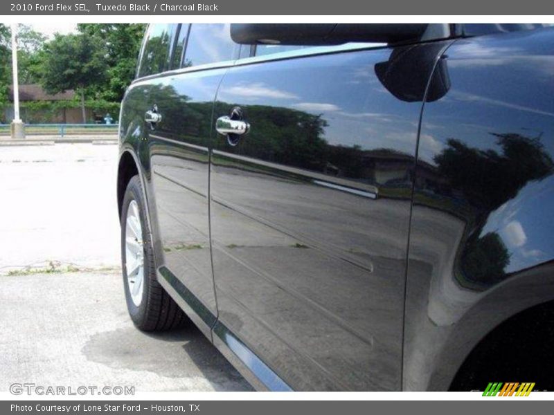 Tuxedo Black / Charcoal Black 2010 Ford Flex SEL