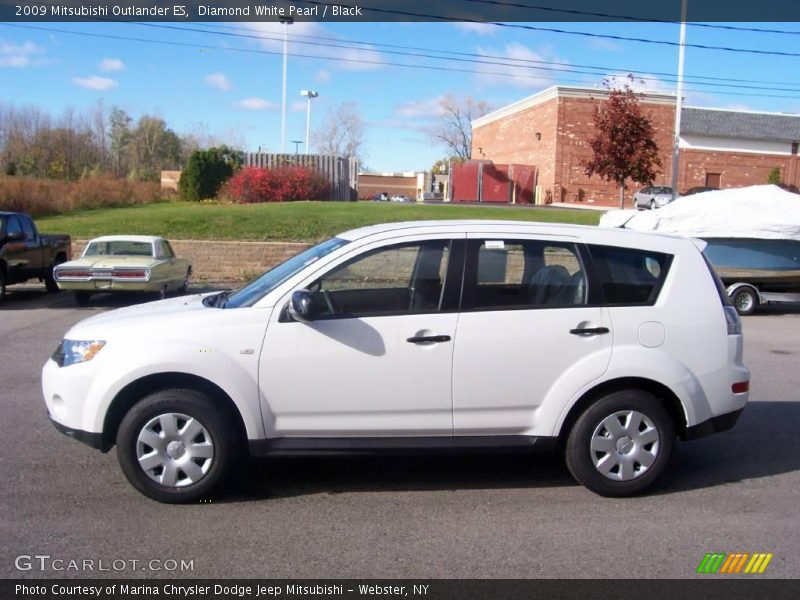 Diamond White Pearl / Black 2009 Mitsubishi Outlander ES