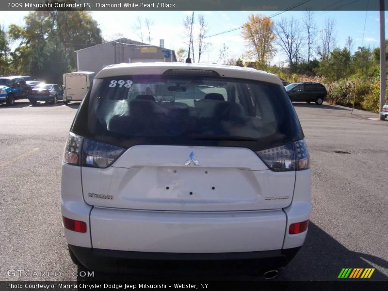 Diamond White Pearl / Black 2009 Mitsubishi Outlander ES