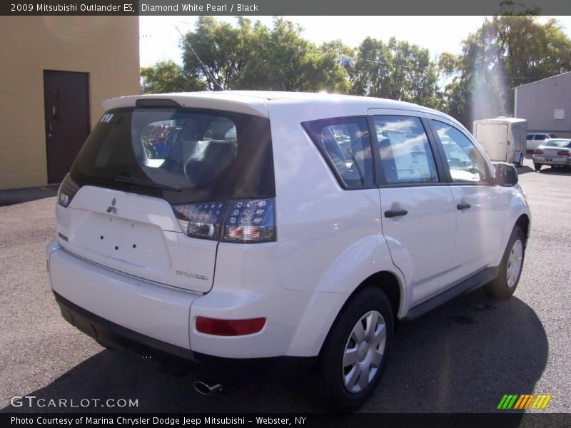 Diamond White Pearl / Black 2009 Mitsubishi Outlander ES