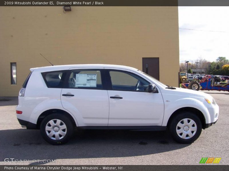 Diamond White Pearl / Black 2009 Mitsubishi Outlander ES