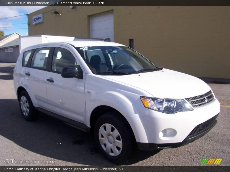 Diamond White Pearl / Black 2009 Mitsubishi Outlander ES
