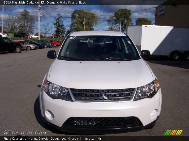 Diamond White Pearl / Black 2009 Mitsubishi Outlander ES