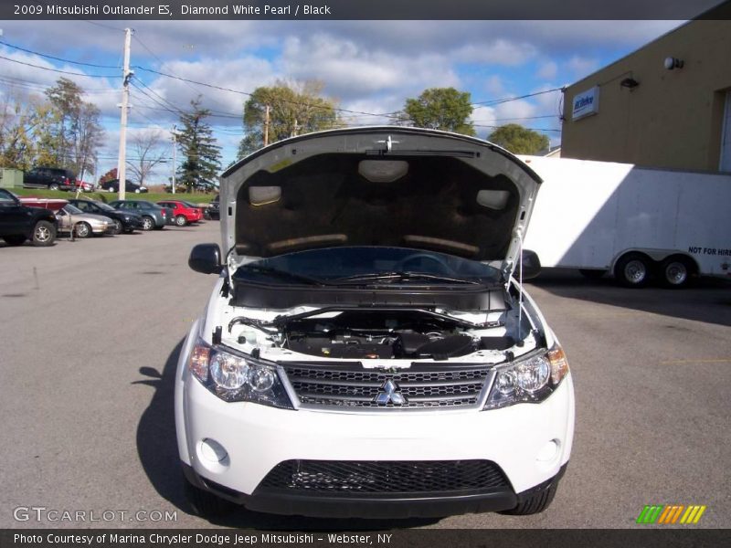 Diamond White Pearl / Black 2009 Mitsubishi Outlander ES