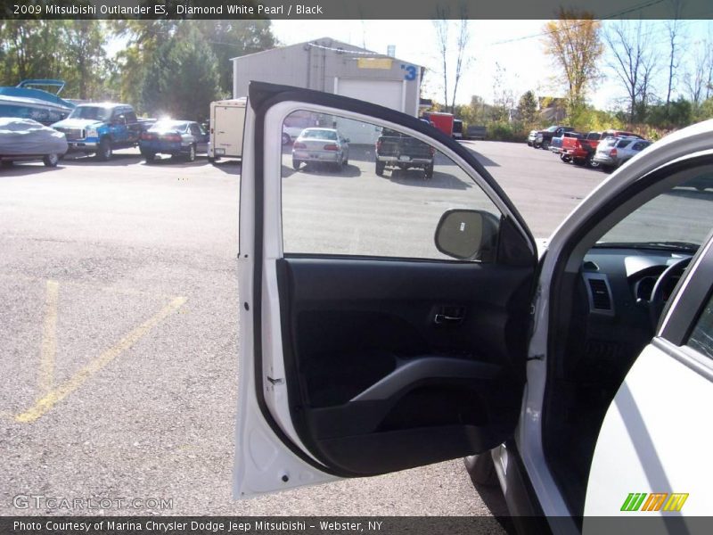 Diamond White Pearl / Black 2009 Mitsubishi Outlander ES