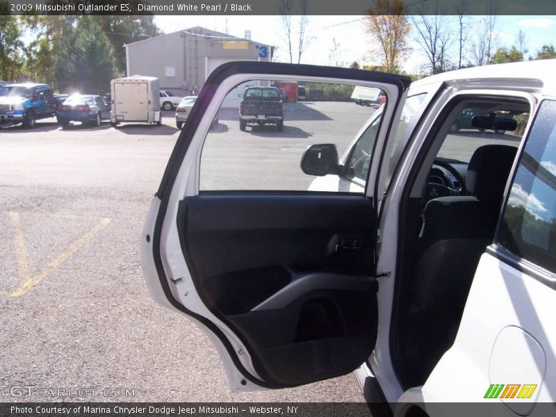 Diamond White Pearl / Black 2009 Mitsubishi Outlander ES