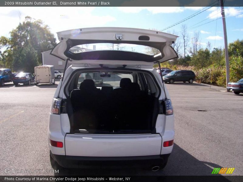 Diamond White Pearl / Black 2009 Mitsubishi Outlander ES
