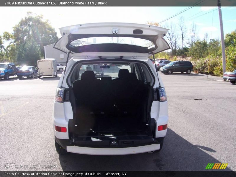 Diamond White Pearl / Black 2009 Mitsubishi Outlander ES