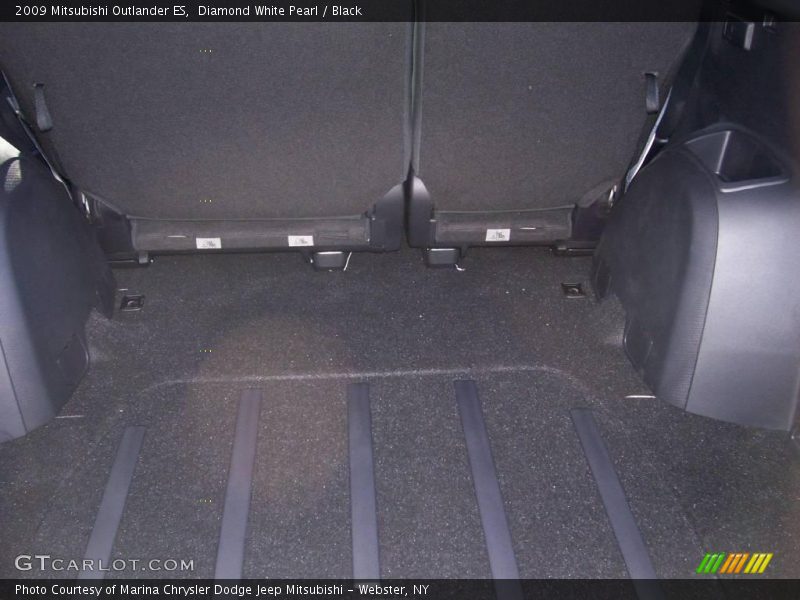Diamond White Pearl / Black 2009 Mitsubishi Outlander ES