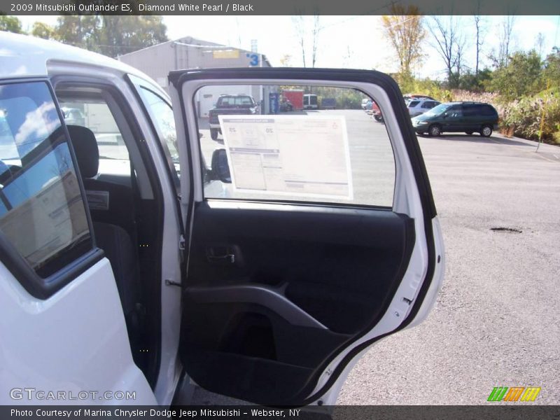 Diamond White Pearl / Black 2009 Mitsubishi Outlander ES