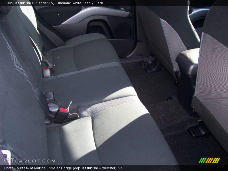 Diamond White Pearl / Black 2009 Mitsubishi Outlander ES