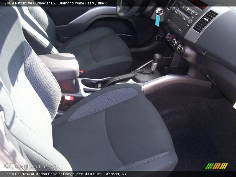 Diamond White Pearl / Black 2009 Mitsubishi Outlander ES