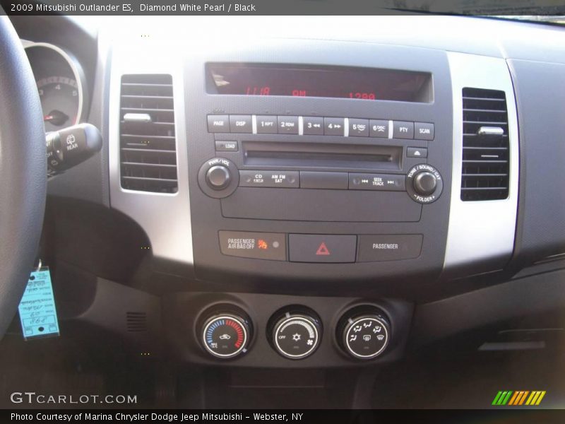 Diamond White Pearl / Black 2009 Mitsubishi Outlander ES