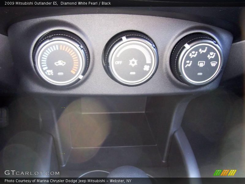 Diamond White Pearl / Black 2009 Mitsubishi Outlander ES
