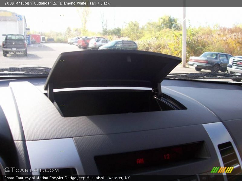 Diamond White Pearl / Black 2009 Mitsubishi Outlander ES