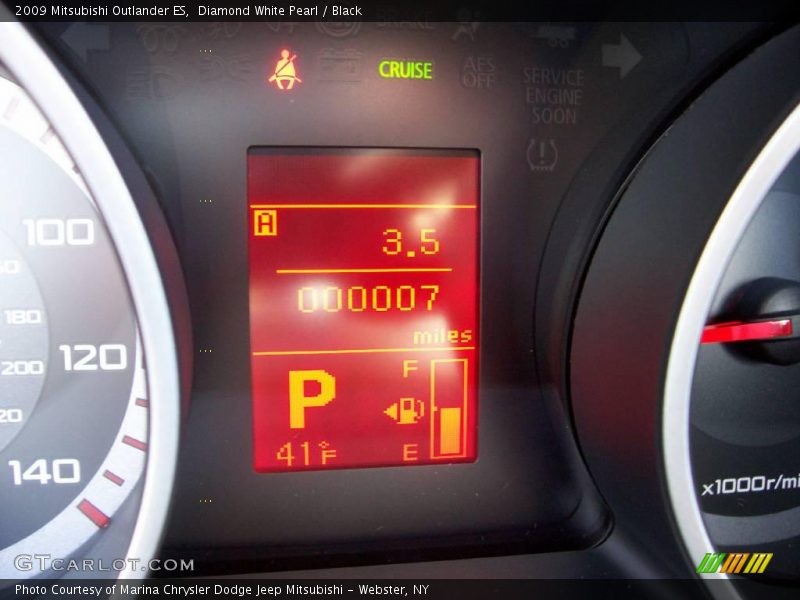 Diamond White Pearl / Black 2009 Mitsubishi Outlander ES