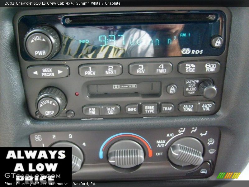 Summit White / Graphite 2002 Chevrolet S10 LS Crew Cab 4x4