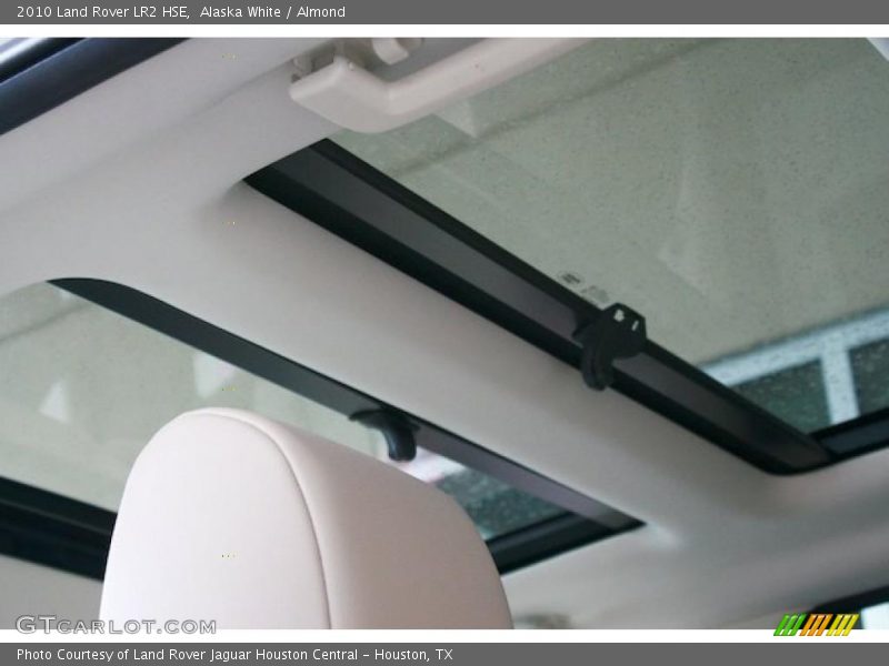 Alaska White / Almond 2010 Land Rover LR2 HSE