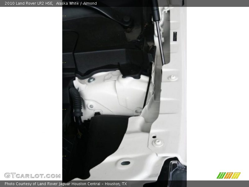 Alaska White / Almond 2010 Land Rover LR2 HSE