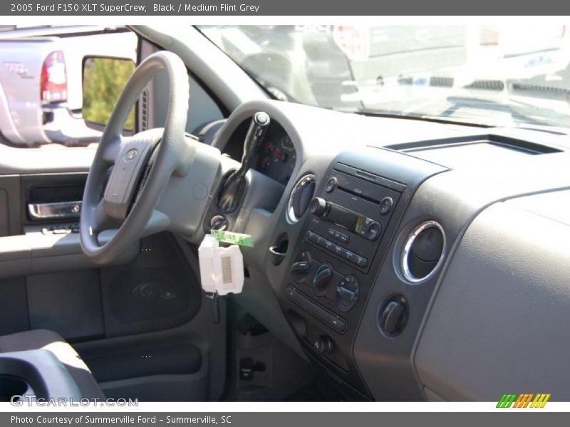 Black / Medium Flint Grey 2005 Ford F150 XLT SuperCrew