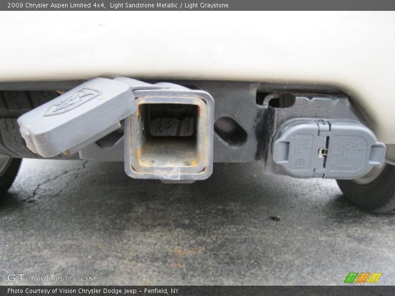 Light Sandstone Metallic / Light Graystone 2009 Chrysler Aspen Limited 4x4