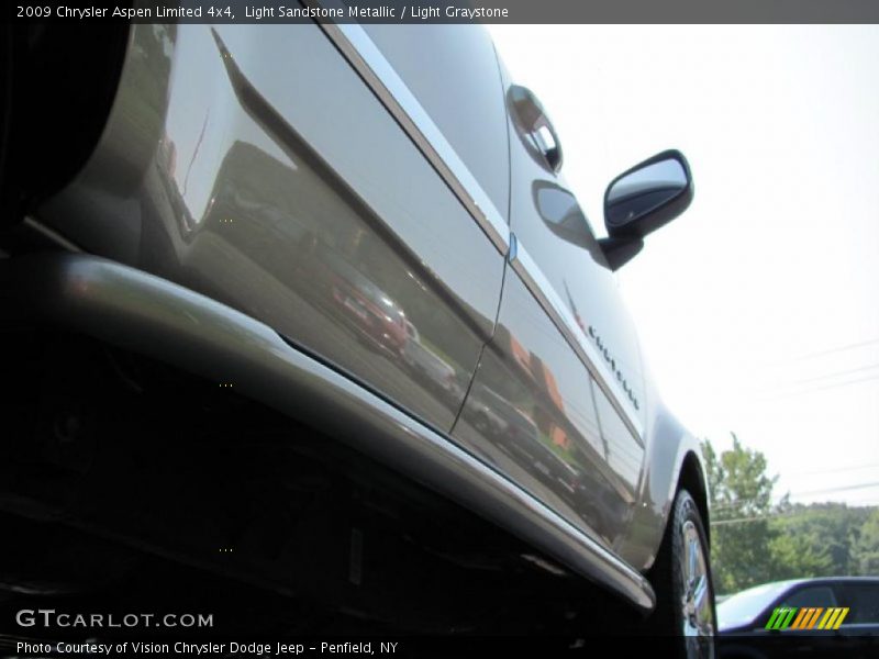 Light Sandstone Metallic / Light Graystone 2009 Chrysler Aspen Limited 4x4