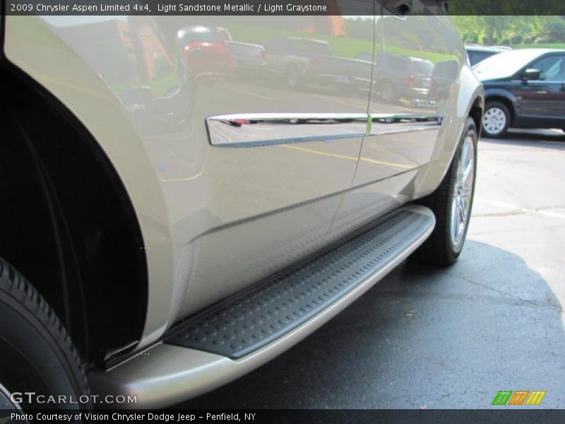 Light Sandstone Metallic / Light Graystone 2009 Chrysler Aspen Limited 4x4