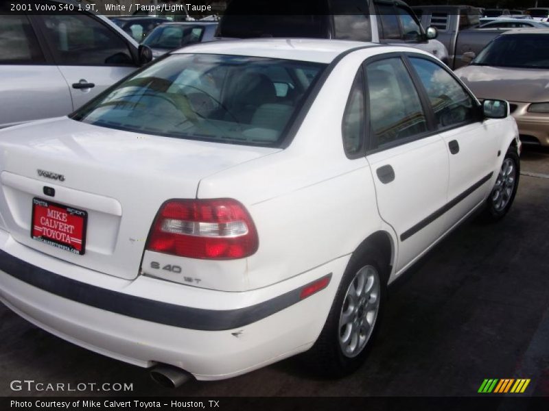 White / Taupe/Light Taupe 2001 Volvo S40 1.9T