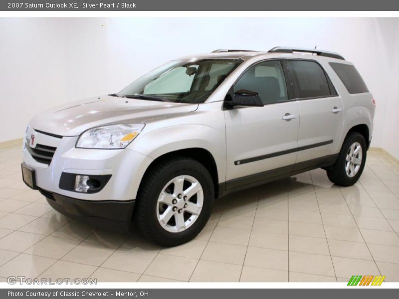 Silver Pearl / Black 2007 Saturn Outlook XE