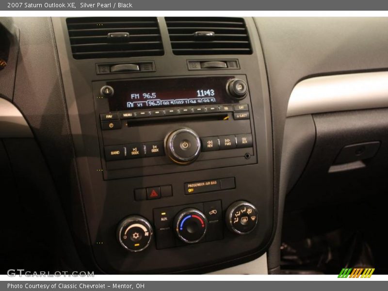 Silver Pearl / Black 2007 Saturn Outlook XE