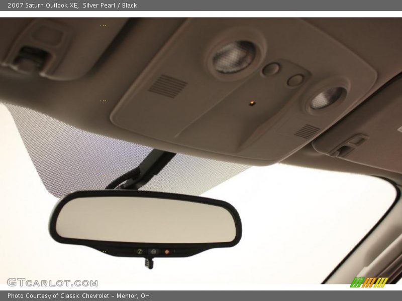 Silver Pearl / Black 2007 Saturn Outlook XE