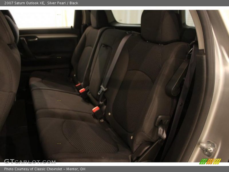 Silver Pearl / Black 2007 Saturn Outlook XE