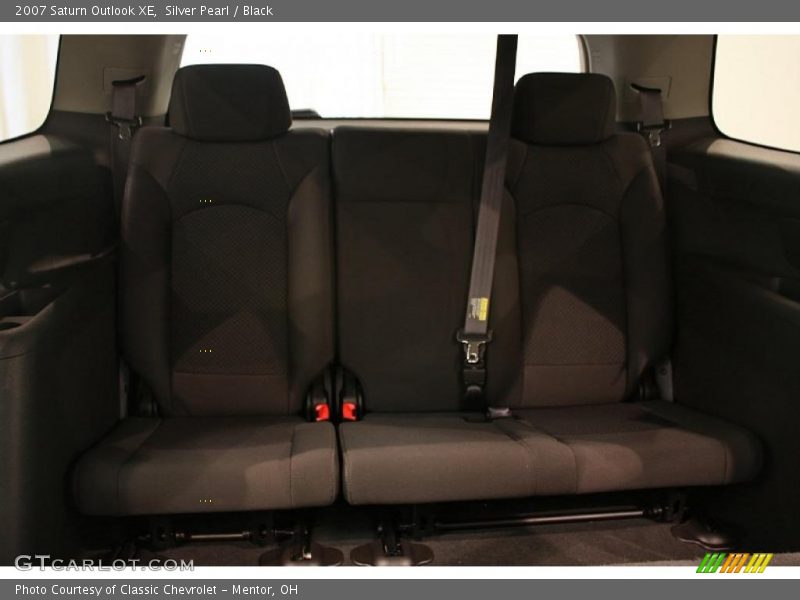Silver Pearl / Black 2007 Saturn Outlook XE
