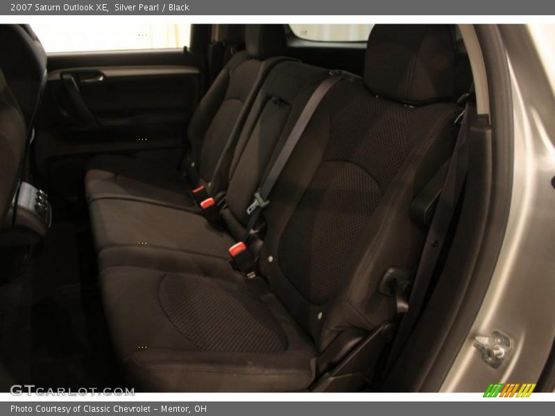 Silver Pearl / Black 2007 Saturn Outlook XE