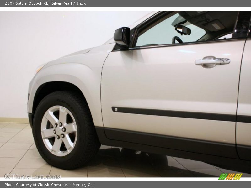 Silver Pearl / Black 2007 Saturn Outlook XE