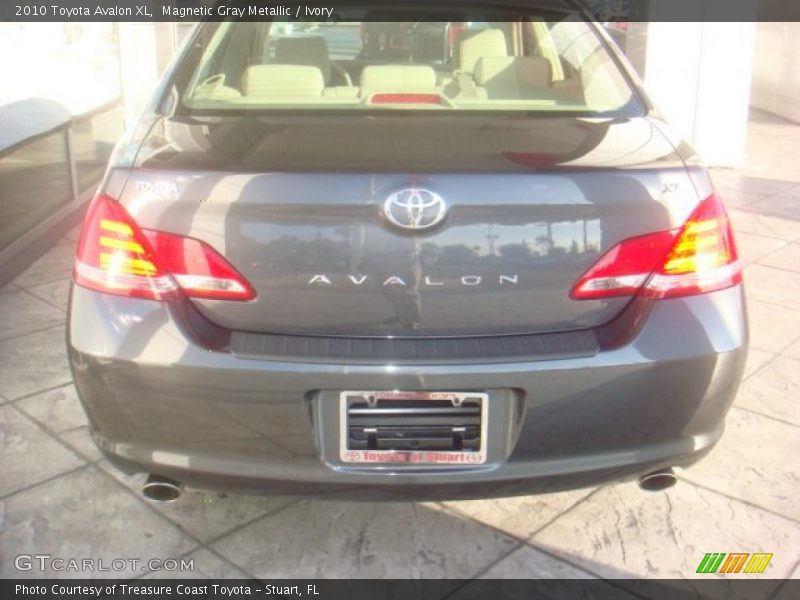 Magnetic Gray Metallic / Ivory 2010 Toyota Avalon XL