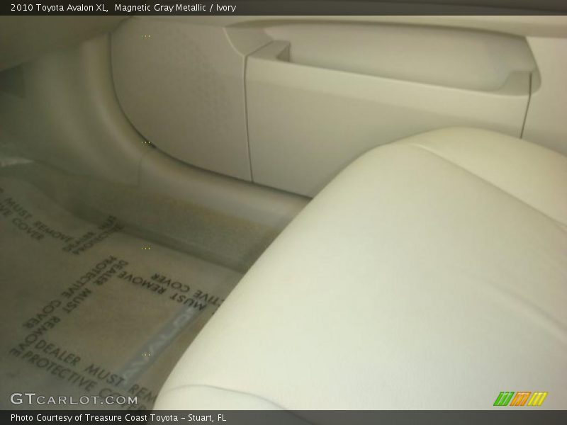 Magnetic Gray Metallic / Ivory 2010 Toyota Avalon XL
