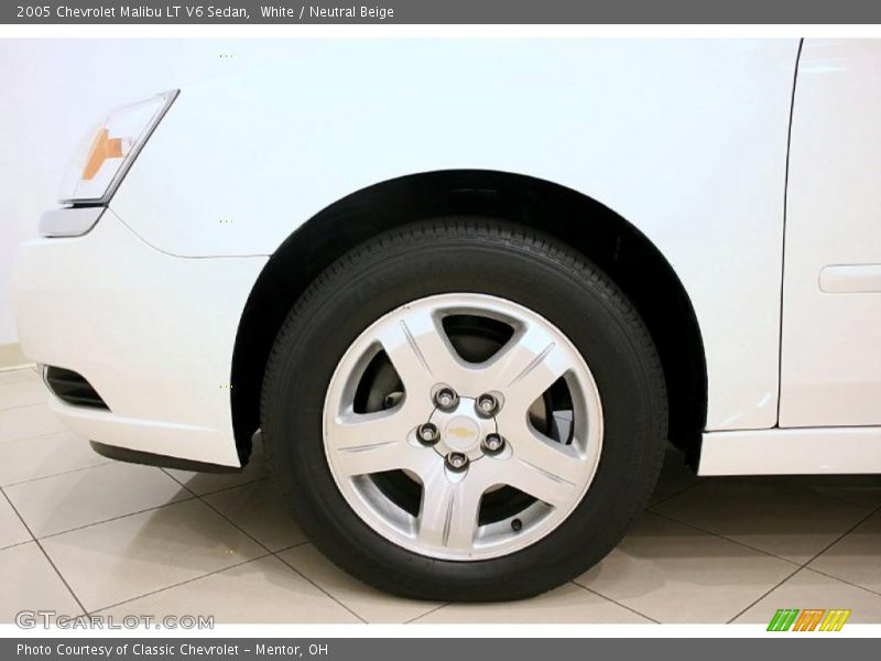 White / Neutral Beige 2005 Chevrolet Malibu LT V6 Sedan