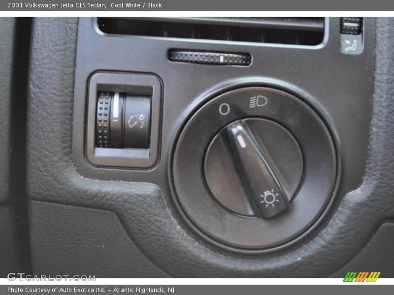 Cool White / Black 2001 Volkswagen Jetta GLS Sedan