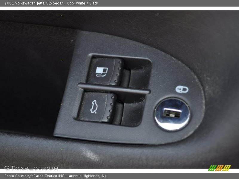 Cool White / Black 2001 Volkswagen Jetta GLS Sedan