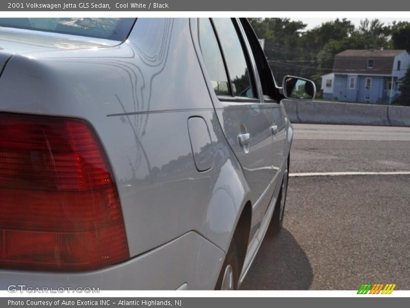 Cool White / Black 2001 Volkswagen Jetta GLS Sedan