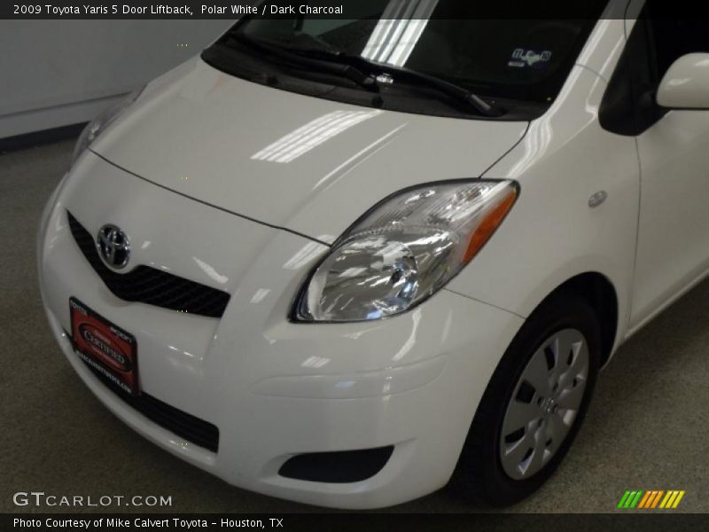 Polar White / Dark Charcoal 2009 Toyota Yaris 5 Door Liftback