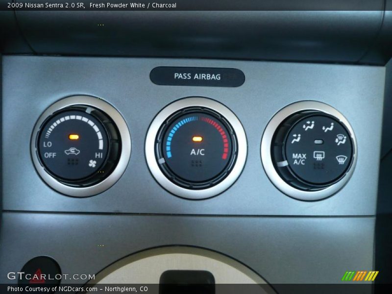 Fresh Powder White / Charcoal 2009 Nissan Sentra 2.0 SR