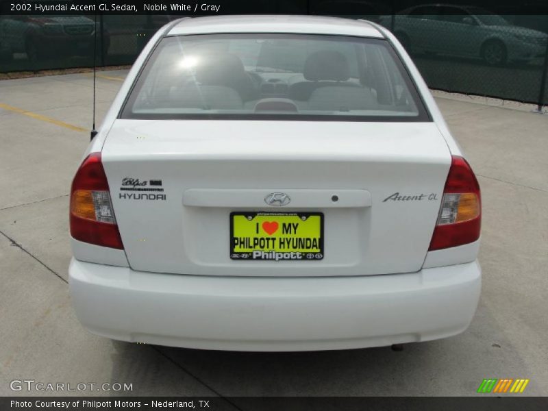 Noble White / Gray 2002 Hyundai Accent GL Sedan